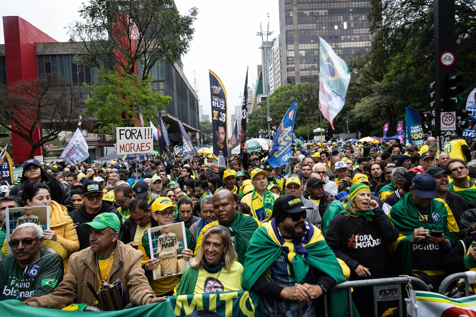 Ato de Flávio na Paulista reúne 28 mil e concentra críticas a Moraes