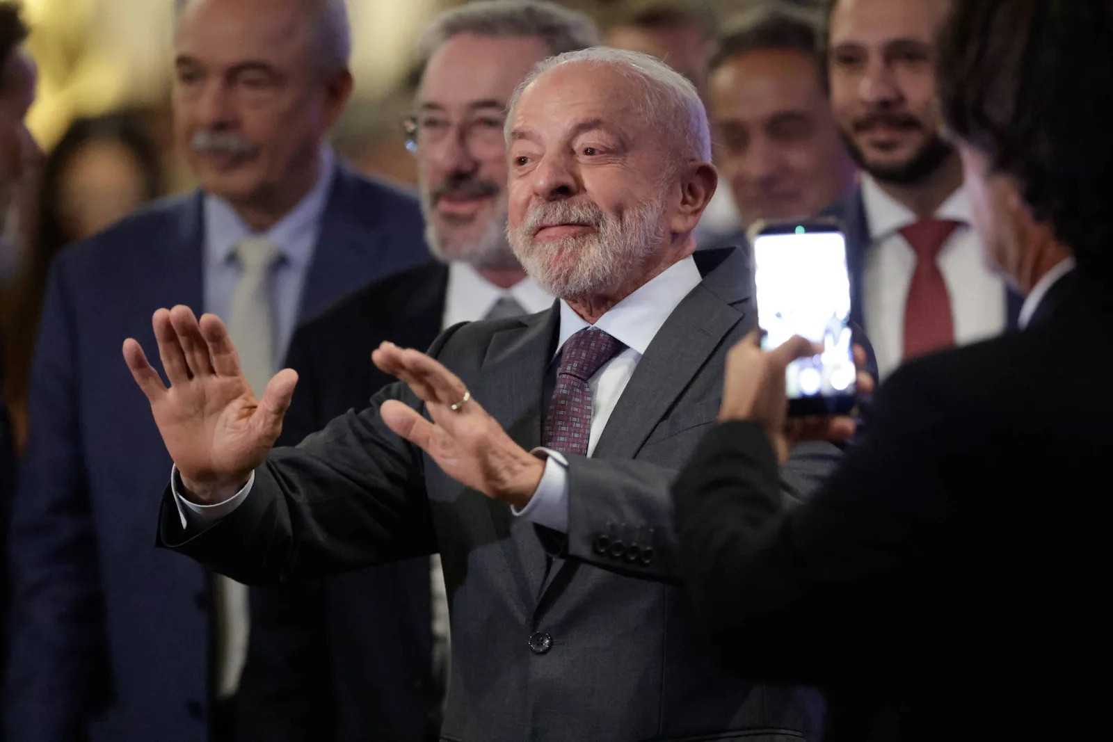 Lula defende mandatos no STF e cobra autonomia econômica em encontro empresarial