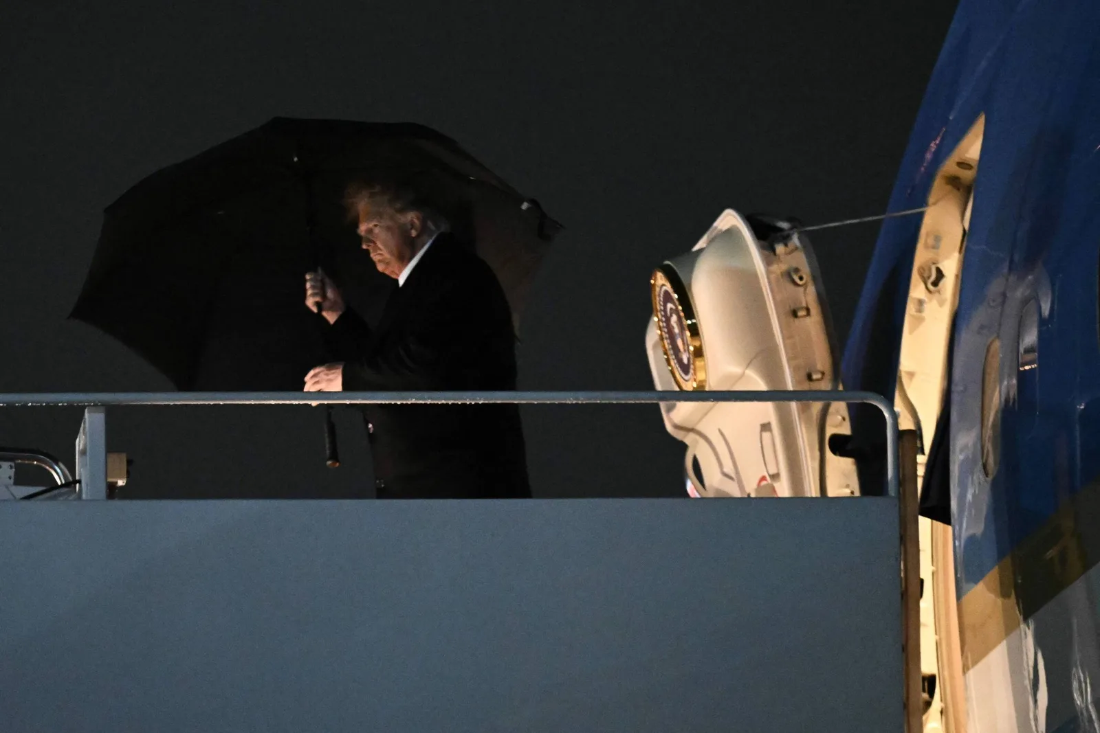 Casa Branca barra CNN em voo de Trump para o Tennessee