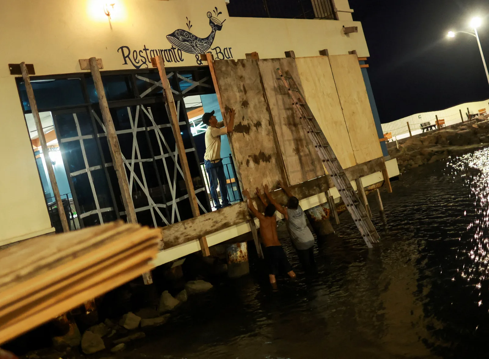 Polo deixa mortos e desaparecidos antes de se aproximar da costa mexicana