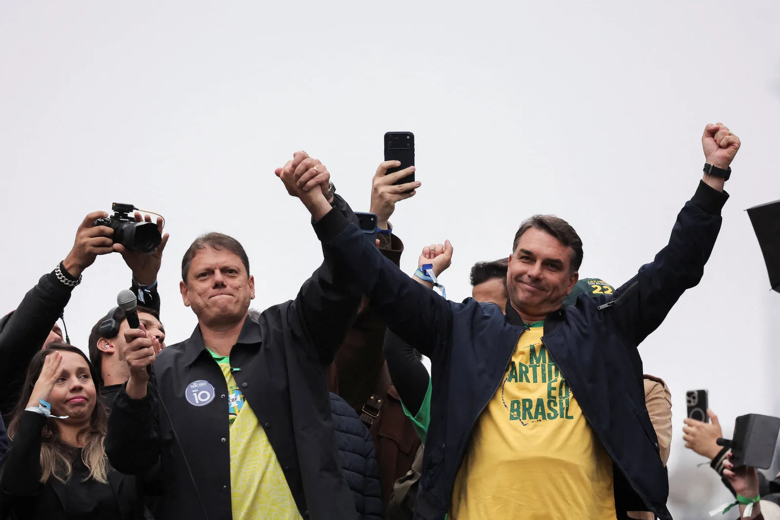 Tarcísio declara apoio a Flávio e espera ver Bolsonaro voltar ao Planalto