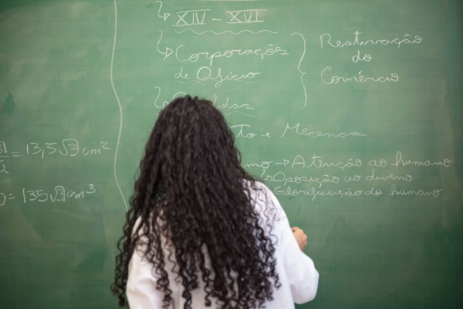 Pisa 2025 amplia avaliação com foco em ciências e competências digitais