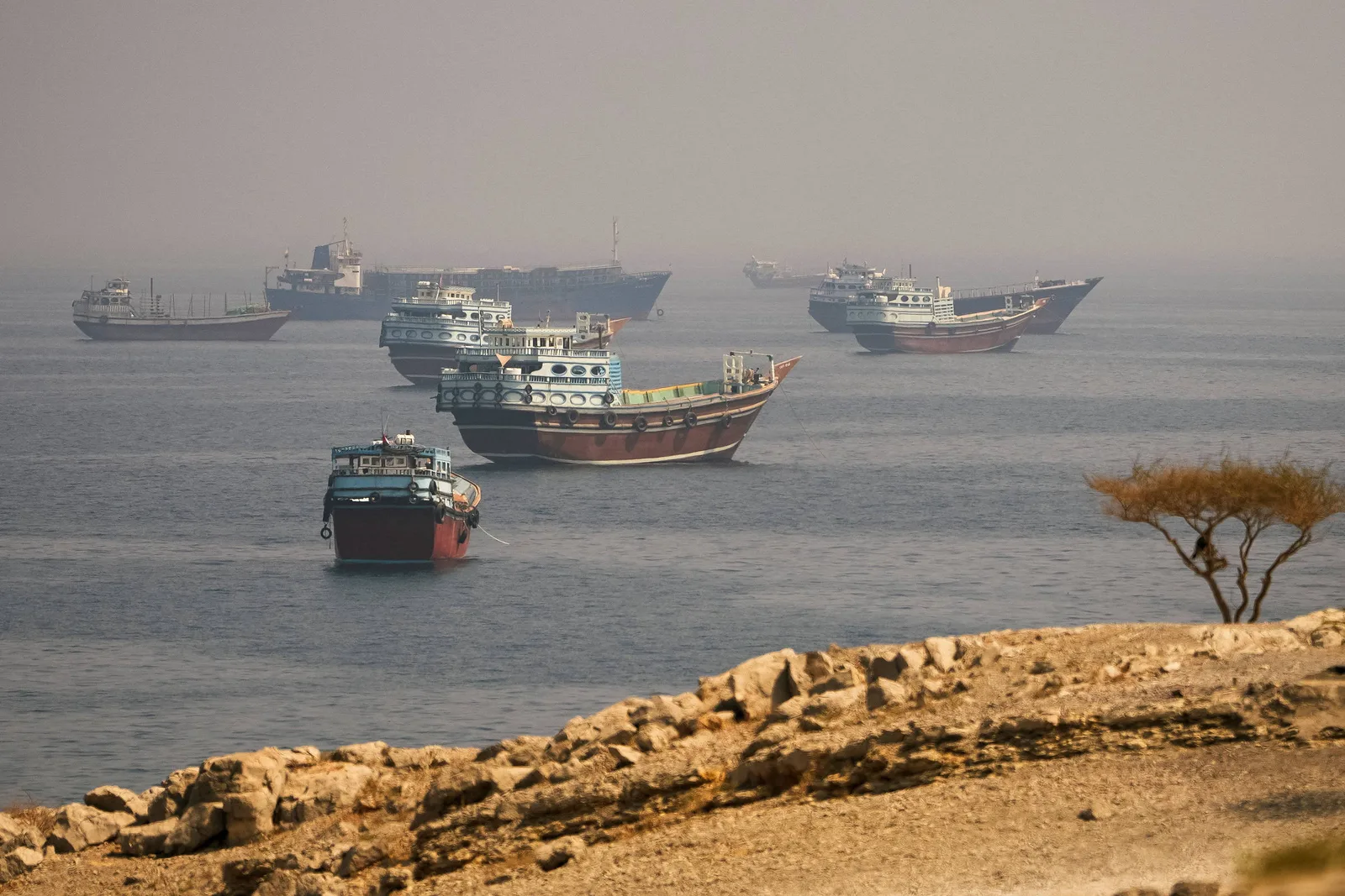 Teerã condiciona reabertura de Hormuz e mantém alerta para novos ataques