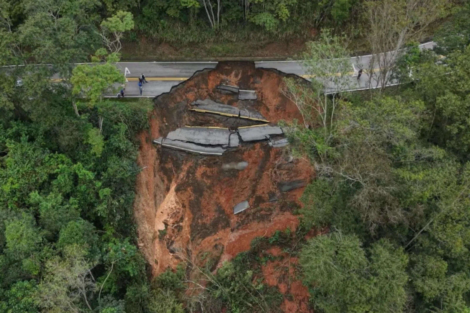 Falta de energia e bloqueios ampliam impactos das chuvas no Paraná