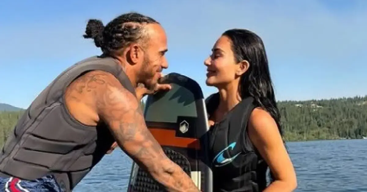Kim Kardashian chama Lewis Hamilton de “Sr. Bridgerton” em gravação com Khloé