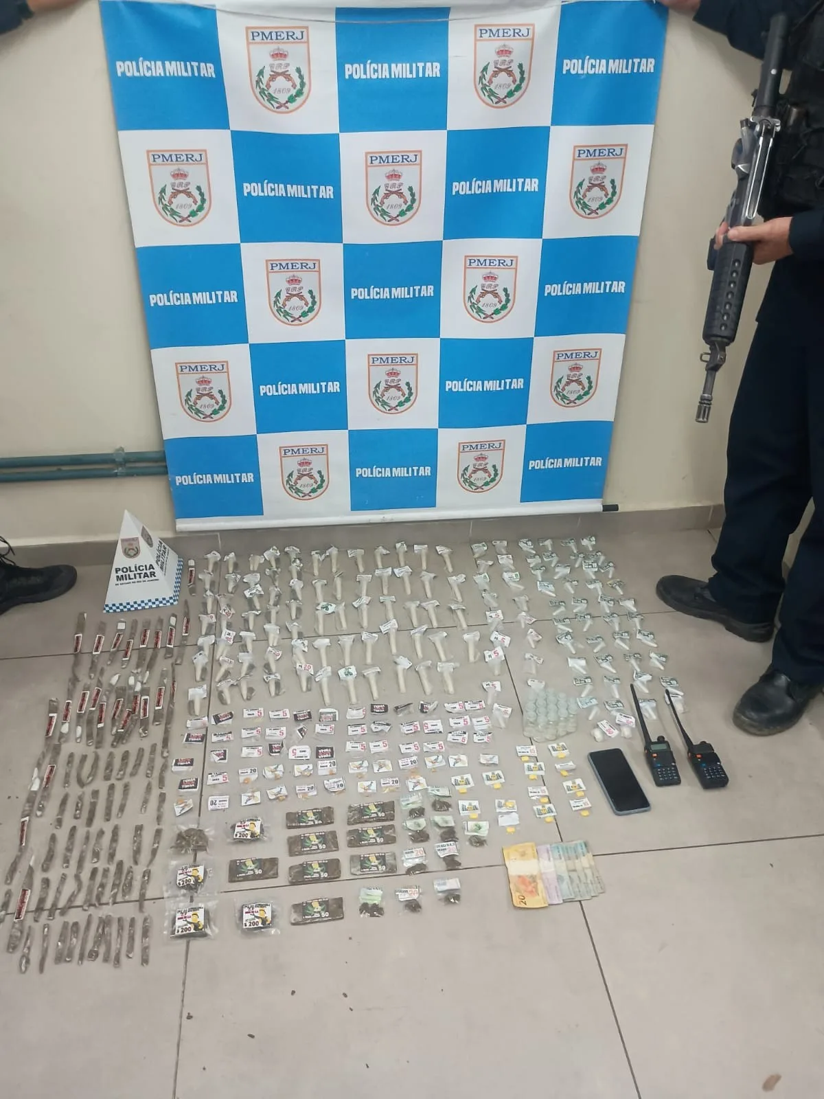Polícia apreende drogas e prende homem em Volta Redonda