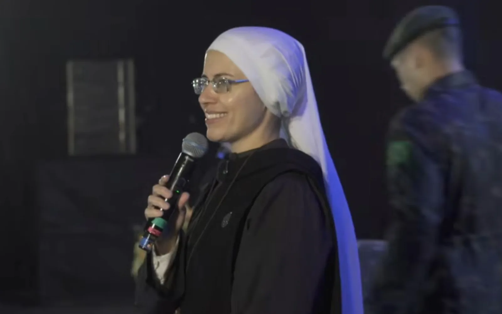 Imagem peregrina de São Miguel é levada ao Hallel por irmã Maria Raquel