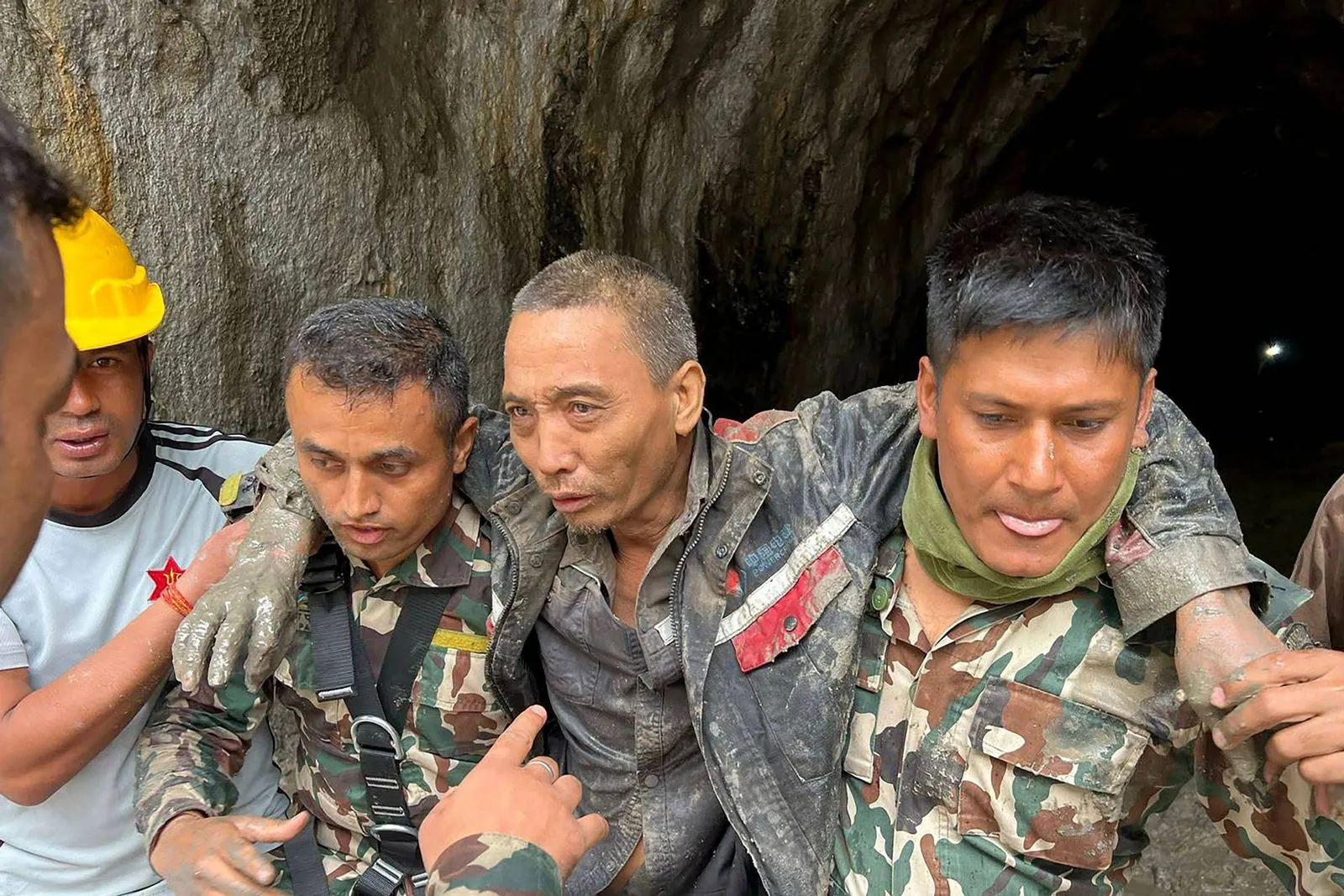 Quatro pessoas são retiradas com vida de túneis e escombros no Nepal