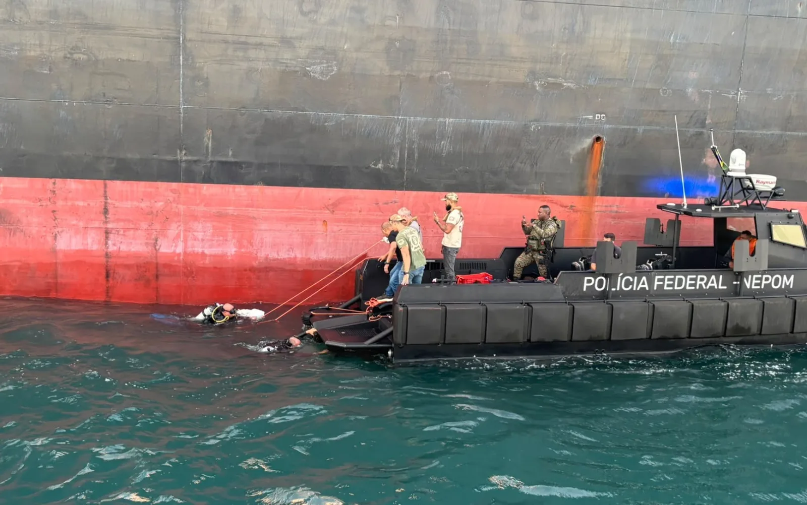 Mergulhadores retiram pacotes de drogas de navio atracado na Bahia