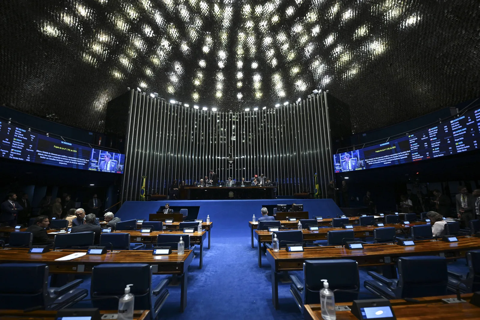 Desconfiança no STF atinge 48% enquanto impeachment divide voto ao Senado