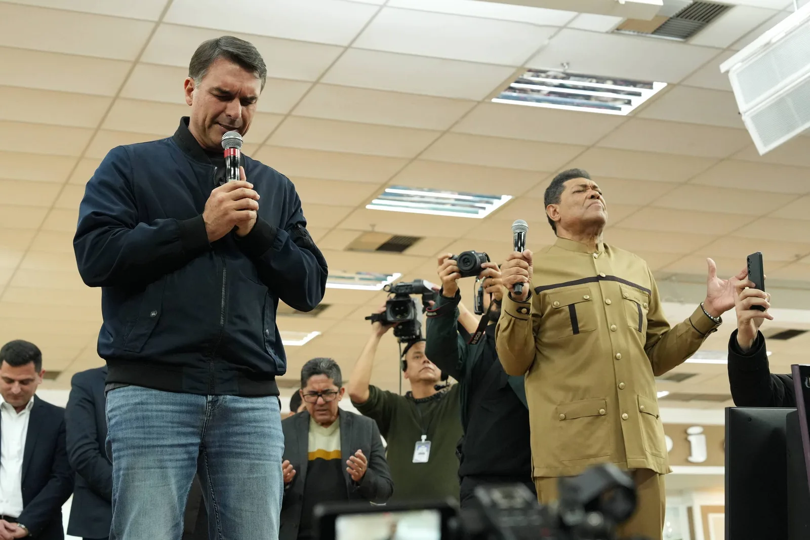 Flávio Bolsonaro participa de culto ao lado de Tarcísio em São Paulo
