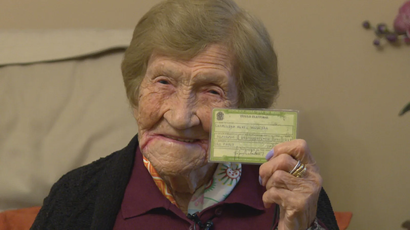 Aos 106 anos, Carmelina vota em São Paulo e aconselha escolha de candidatos