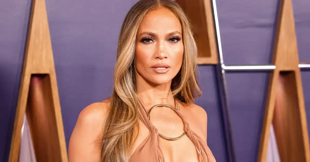Registro policial de mulher detida em Minnesota viraliza por comparação com J.Lo