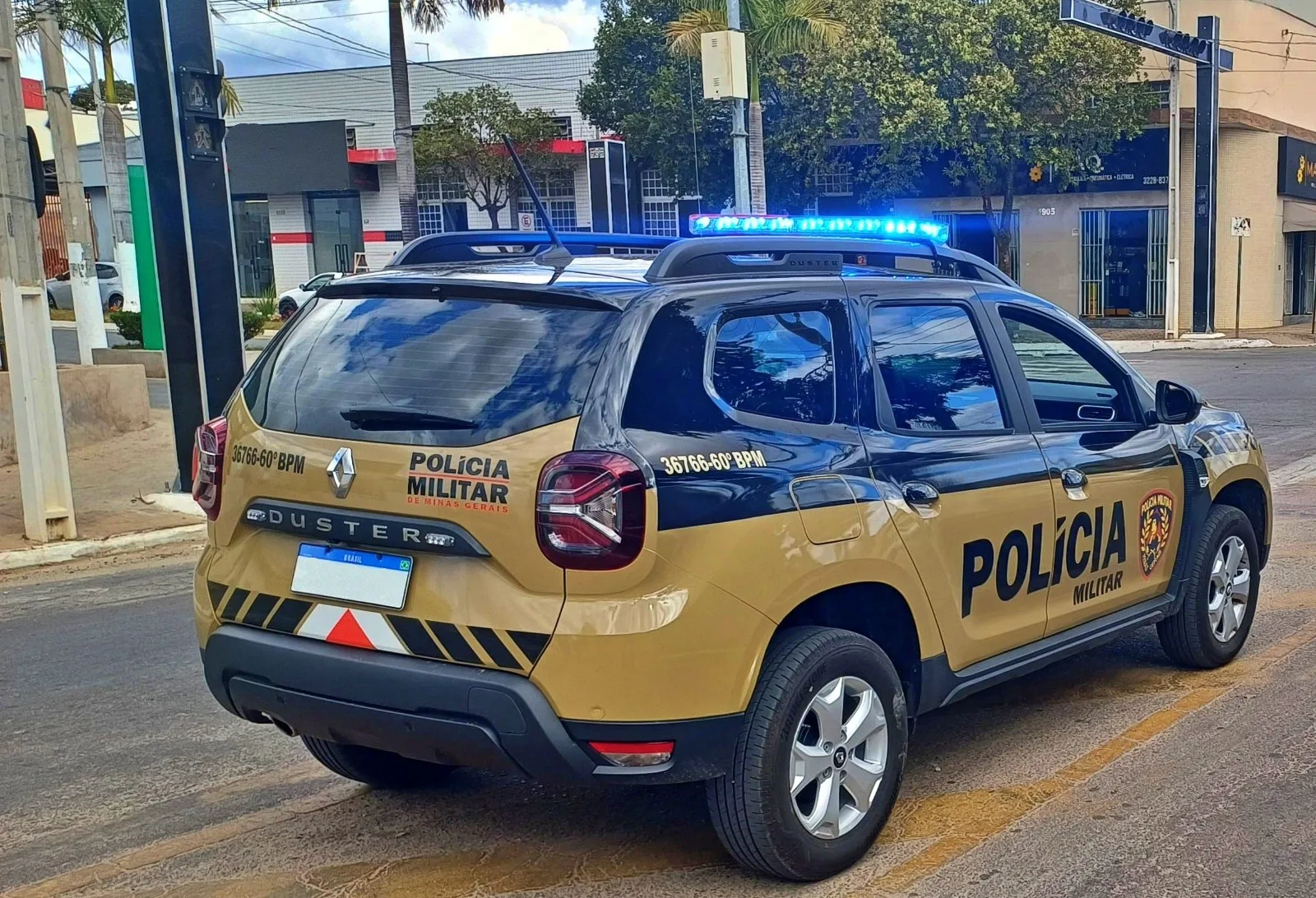 Caminhonete usada em fuga é encontrada após policial ser arrastado em Contagem