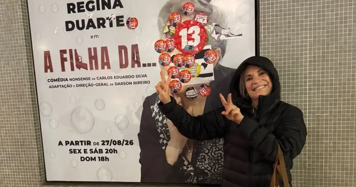 Regina Duarte reage a cartaz depredado e faz gesto associado ao PL