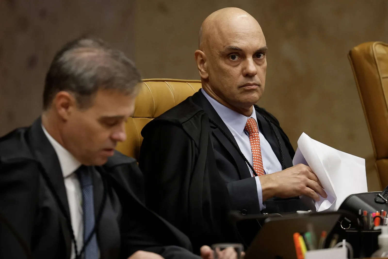 Moraes e Mendonça trocam acusações durante sessão do STF