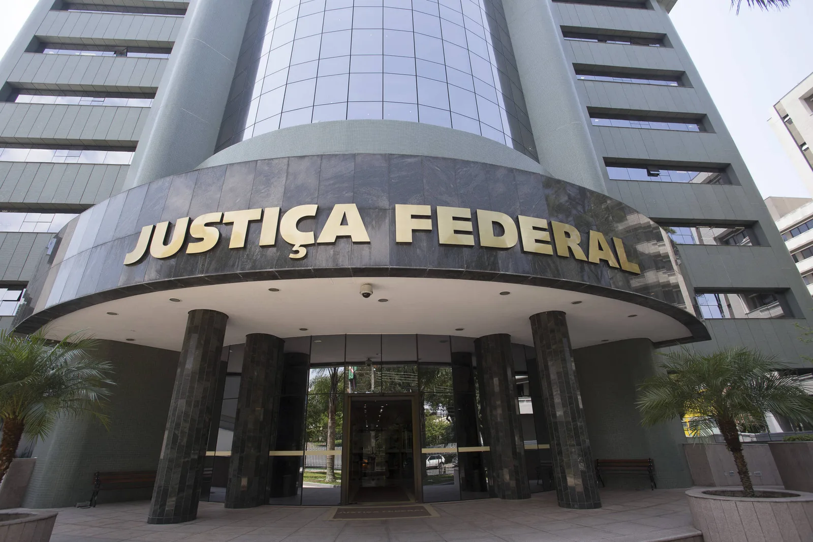 Justiça Federal condena ex-executivos por cartel em licitações da Petrobras