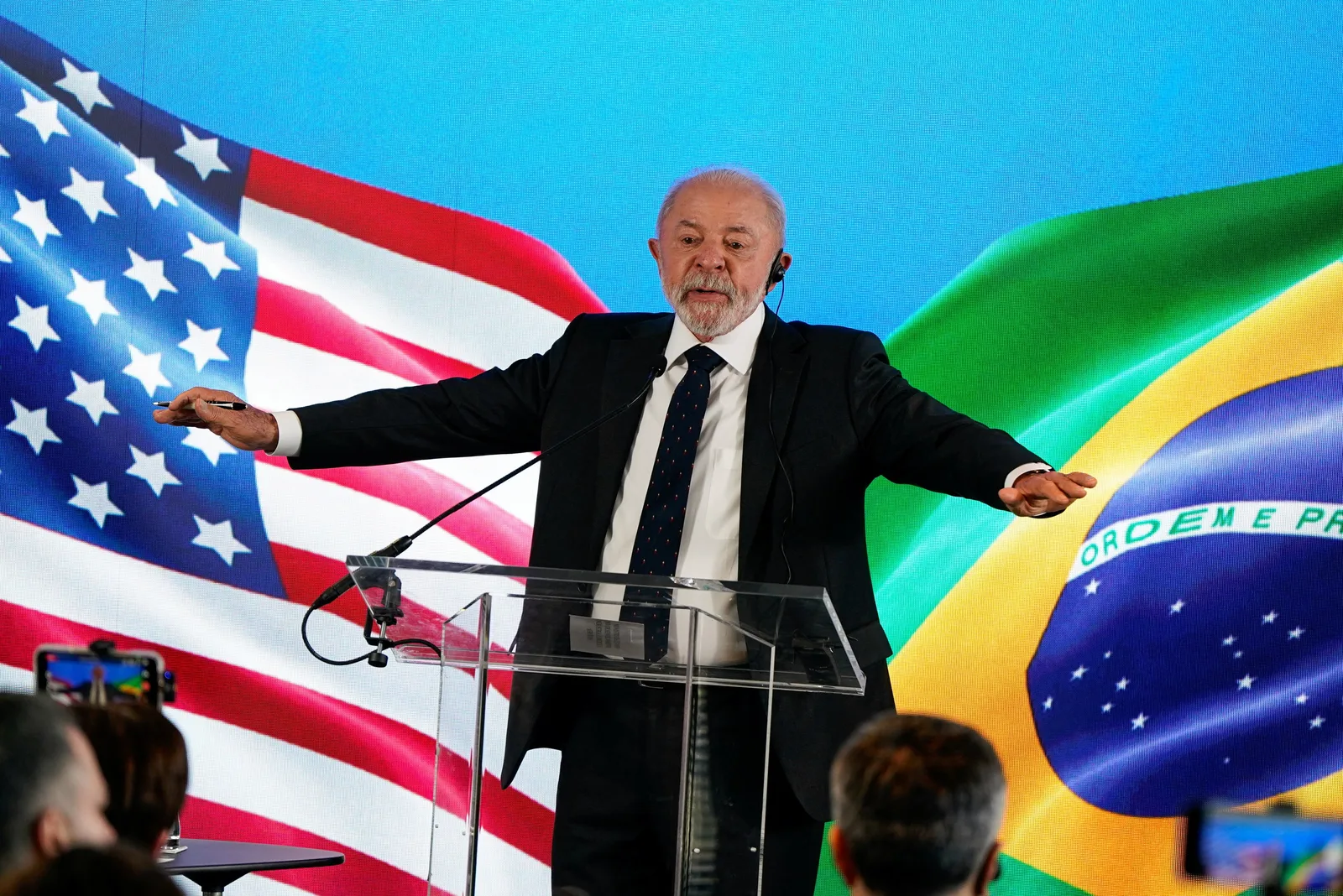 Lula diz que povo brasileiro definirá eleições e critica tarifas dos EUA