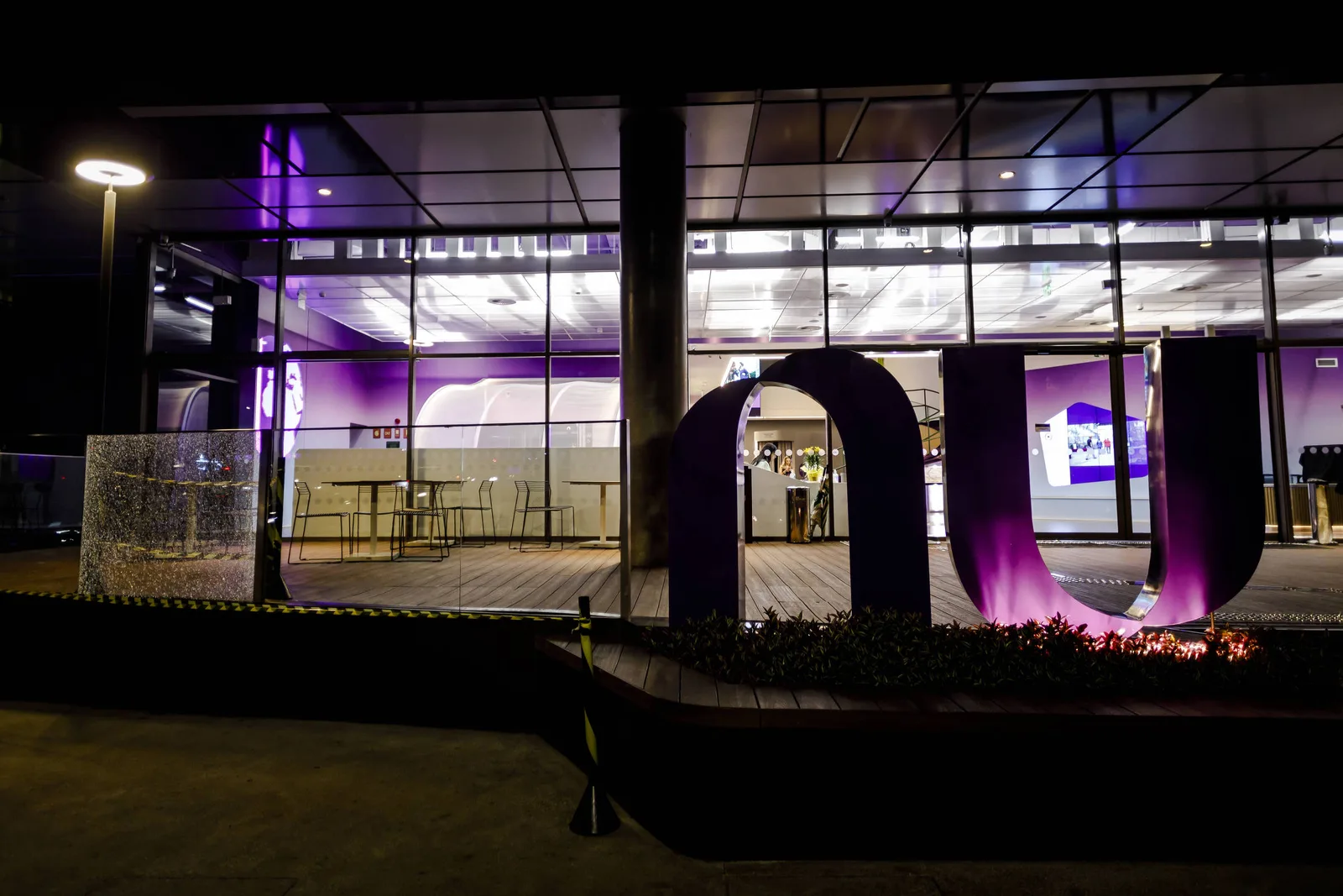 Nubank rejeita negociação para adquirir a fintech britânica Monzo