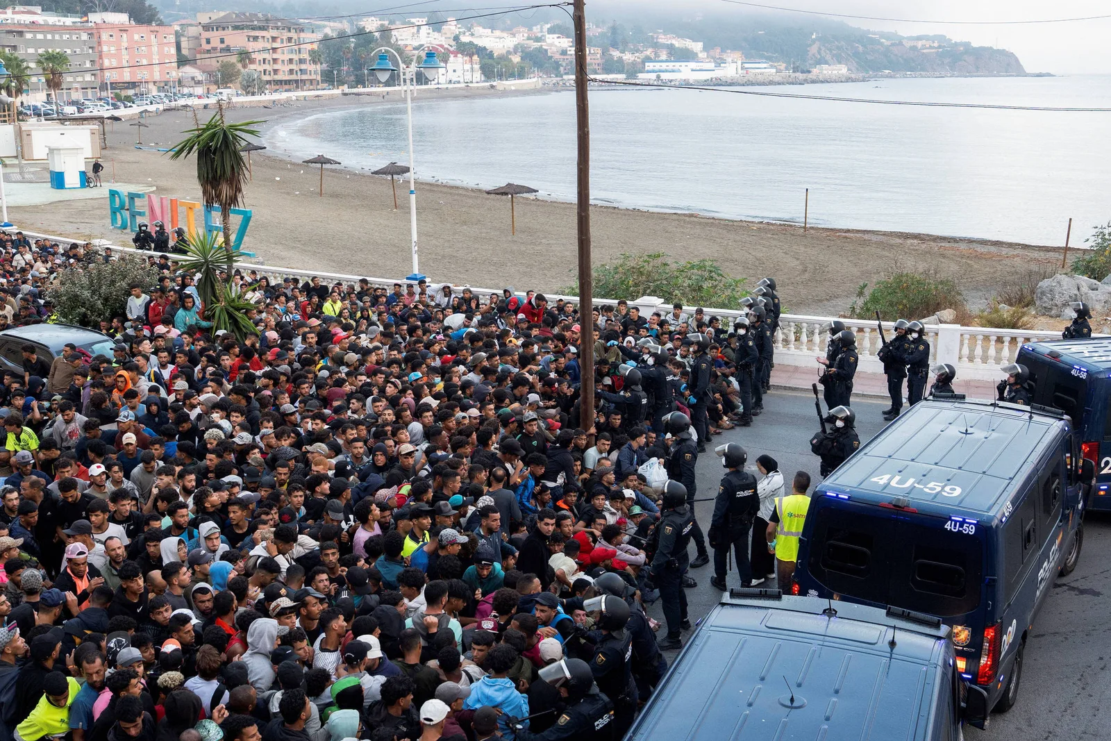 Ceuta leva imigrantes das praias a estrutura temporária no porto