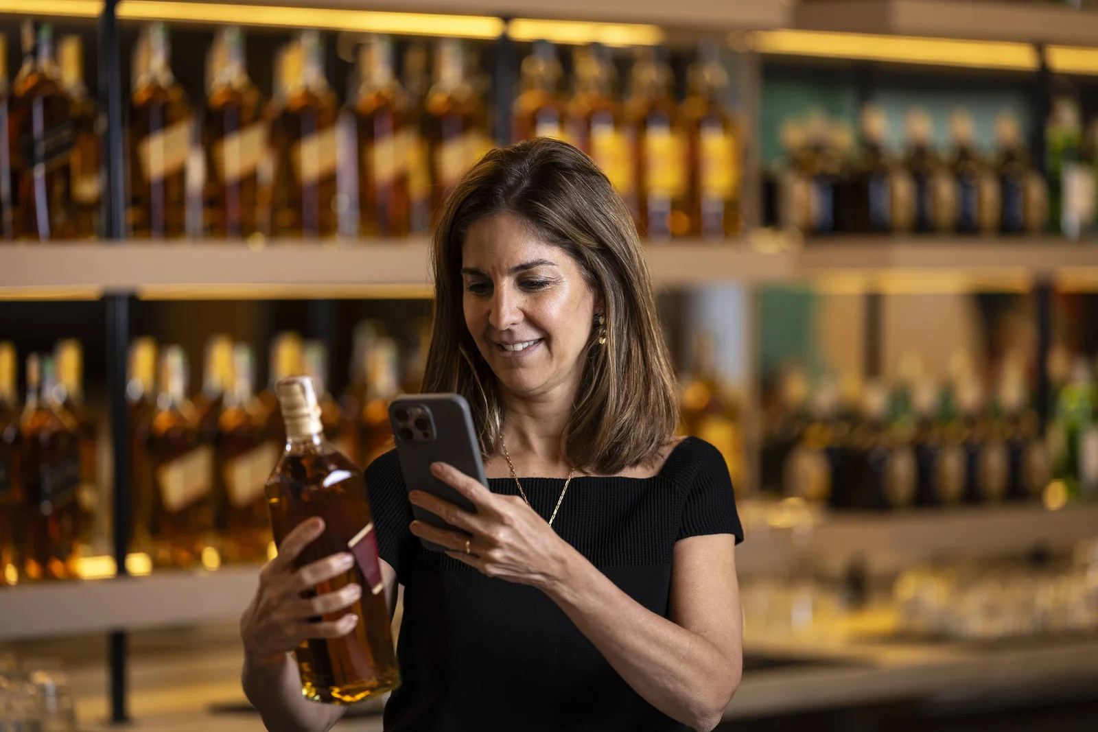 Selo da Diageo usa IA para autenticar bebidas e registrar suspeitas de falsificação