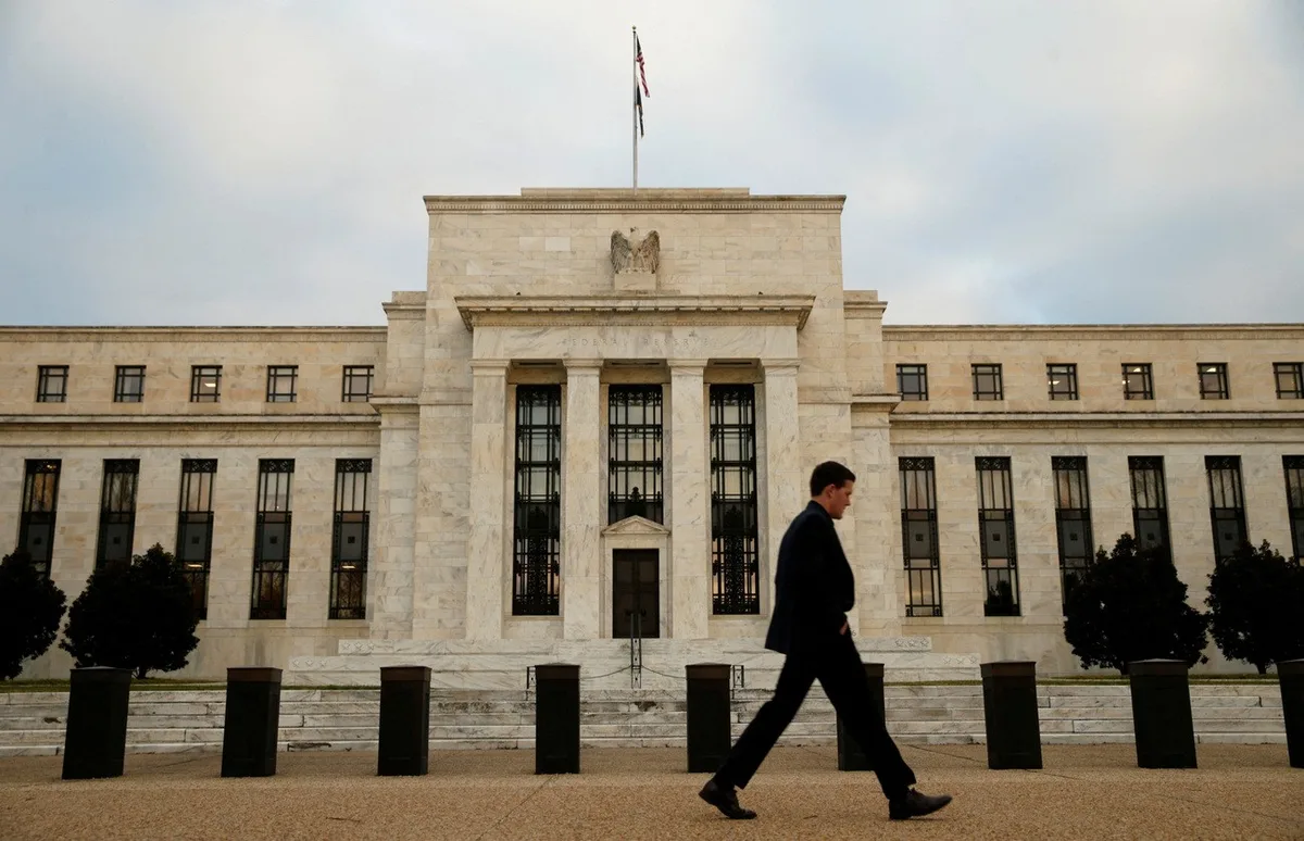 Fed mais restritivo pode pressionar dólar e manter crédito caro no Brasil