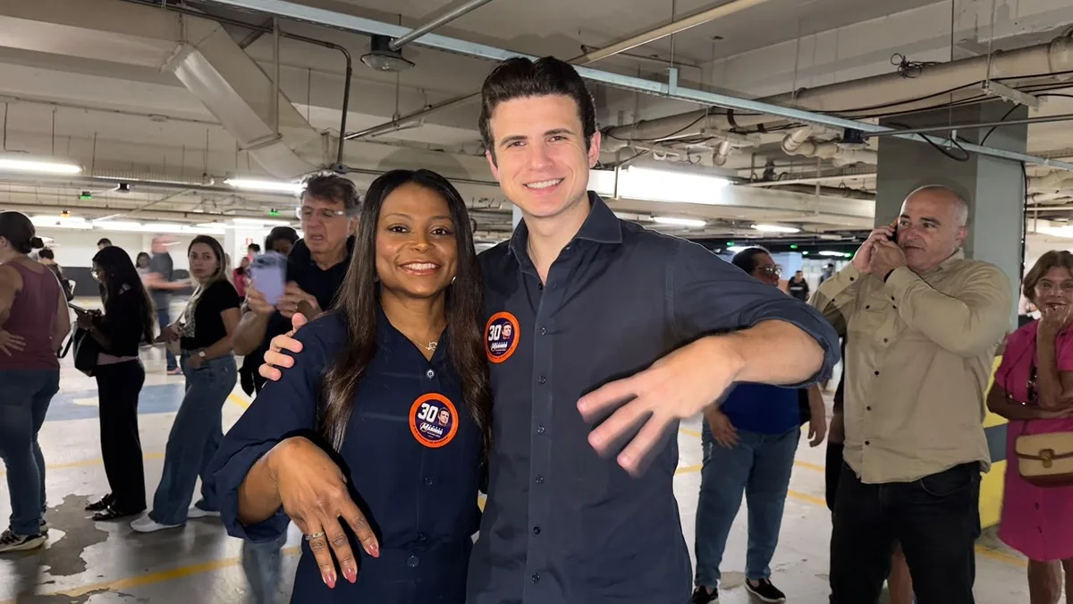 André Marinho vota no Rio ao lado do pai e da candidata a vice
