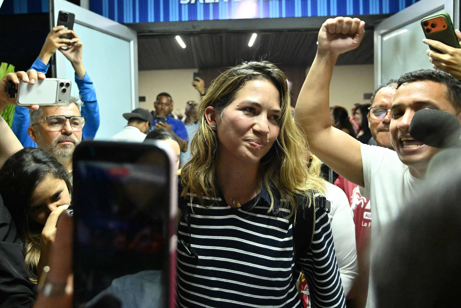 Claudia Macero retorna à Venezuela e reúne apoiadores em Caracas
