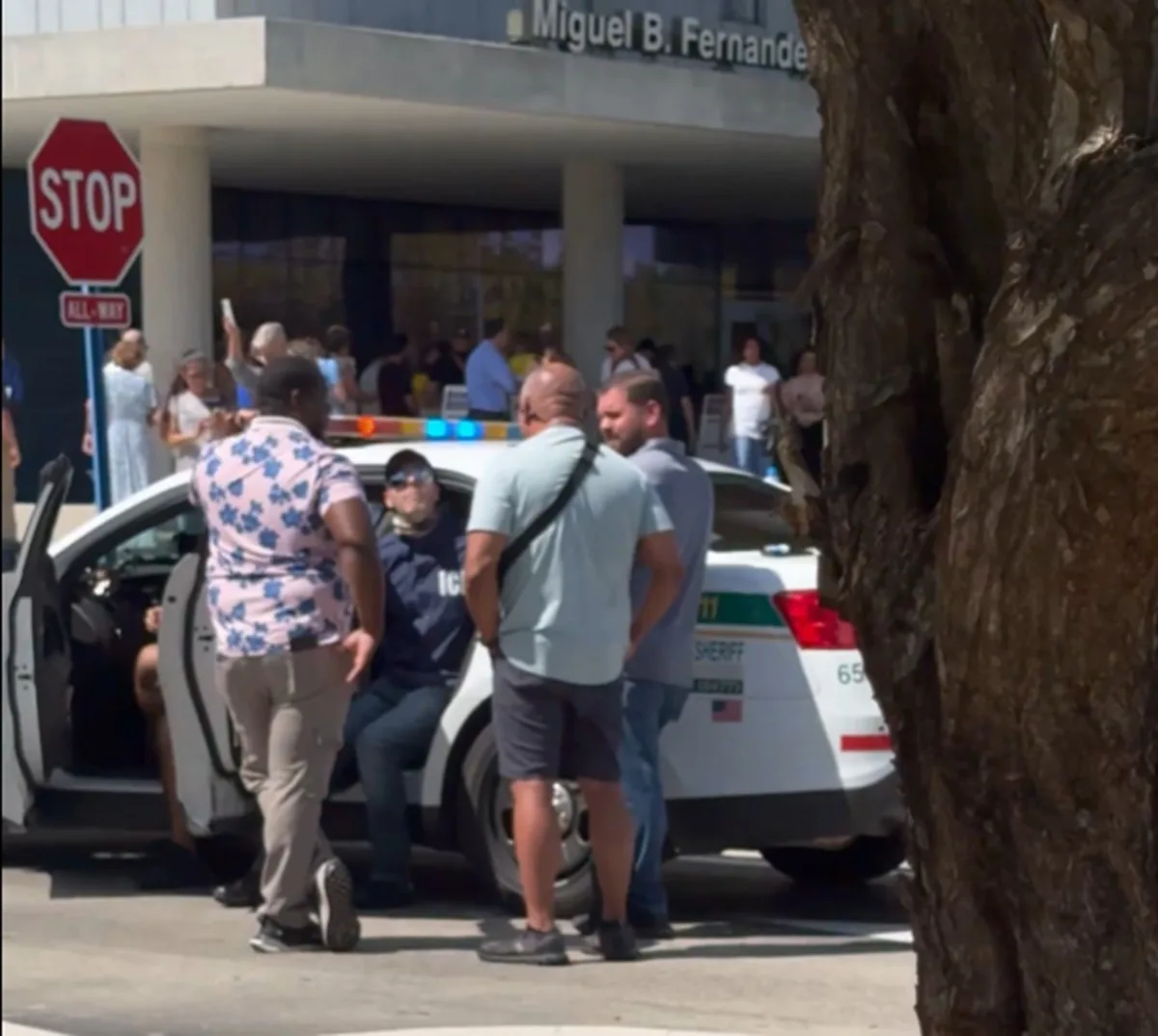 Brasileiro é detido após abordar eleitores com uniforme falso do ICE em Miami