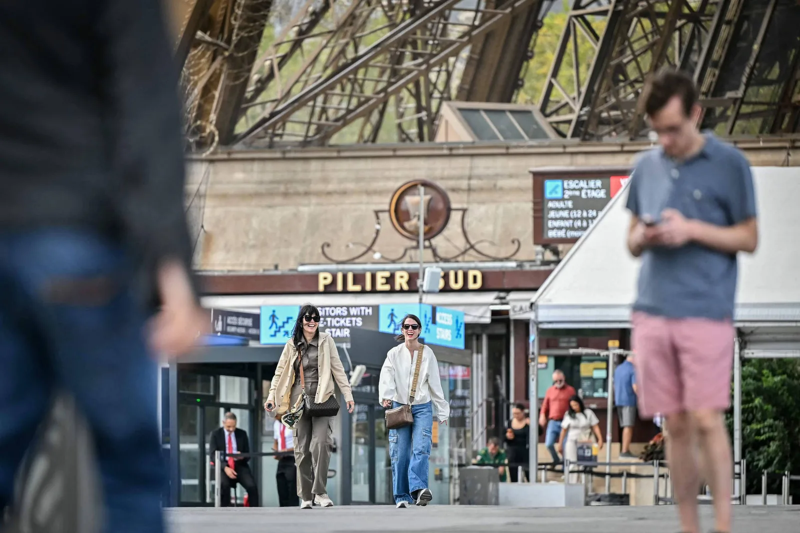 Empresa admite erro após restrições a funcionárias na Torre Eiffel