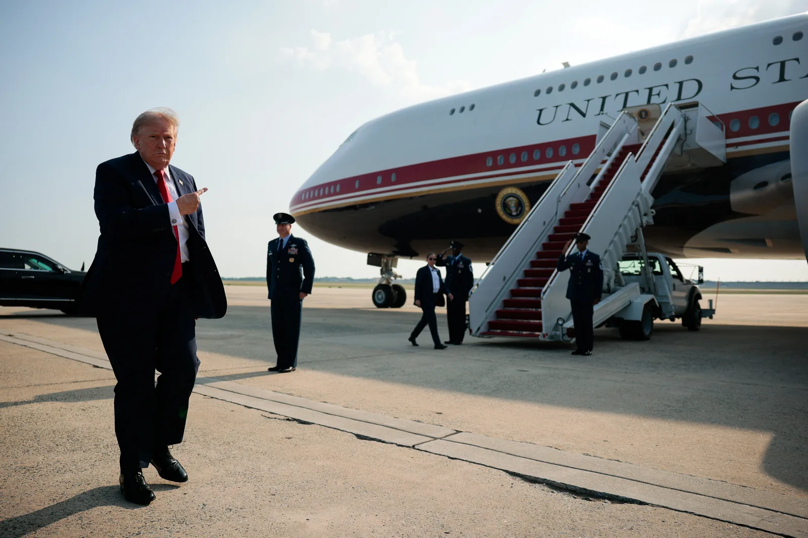 CNN é barrada no Air Force One após decisão judicial sobre acesso à Casa Branca
