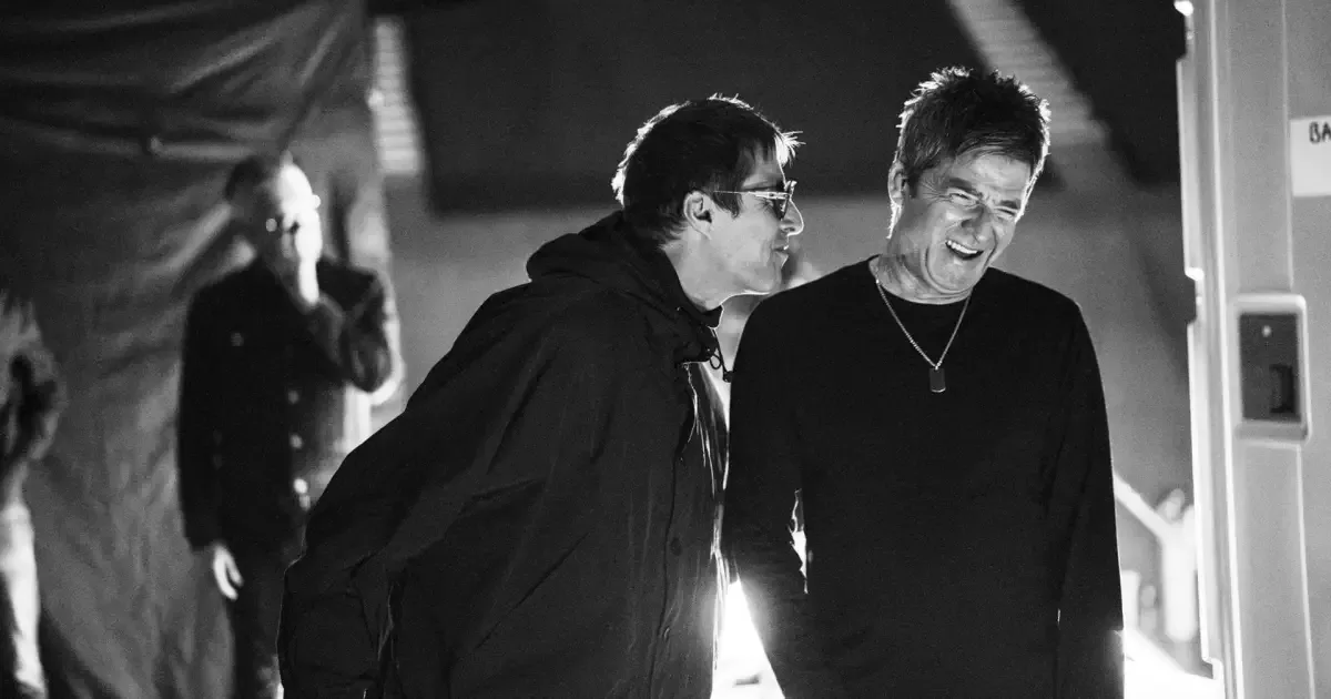 Oasis registra bastidores do reencontro entre Noel e Liam Gallagher