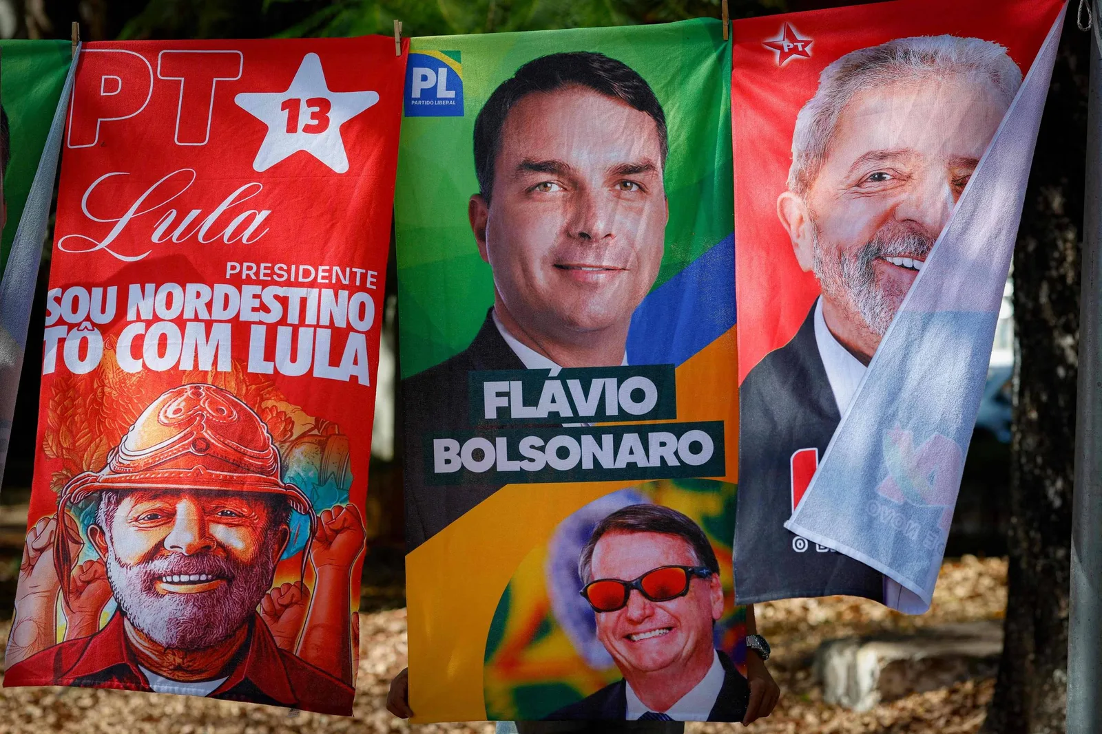 Pesquisa mostra cenários distintos para Flávio e Lula em cinco estados