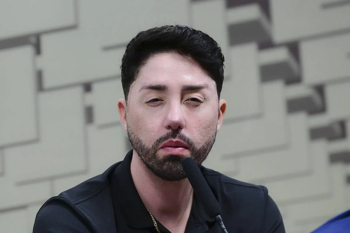 Ação trabalhista contra Rico pede remoção de posts e R$ 5 milhões