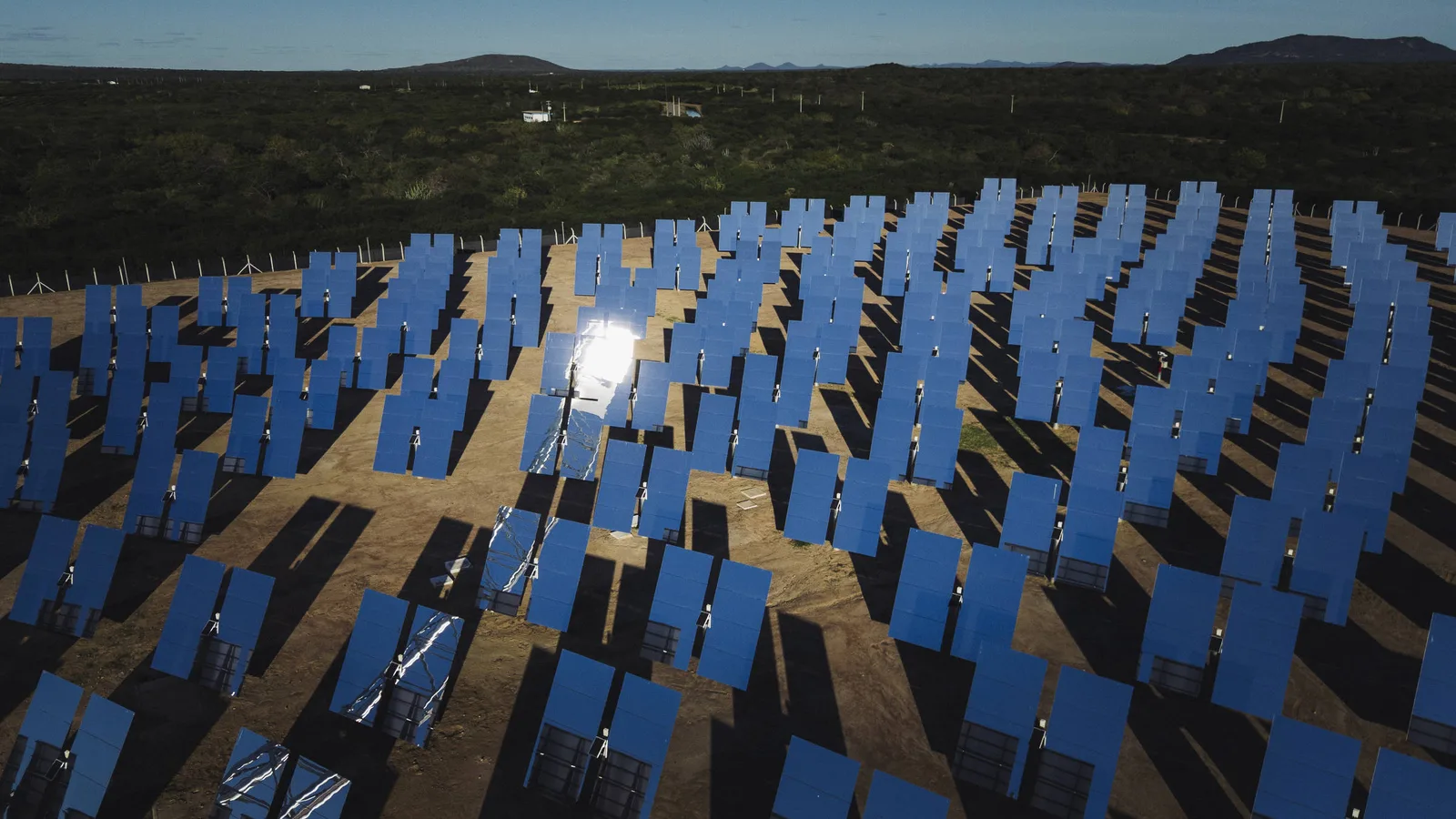 Energia solar descentralizada cresce e expõe limites das redes elétricas