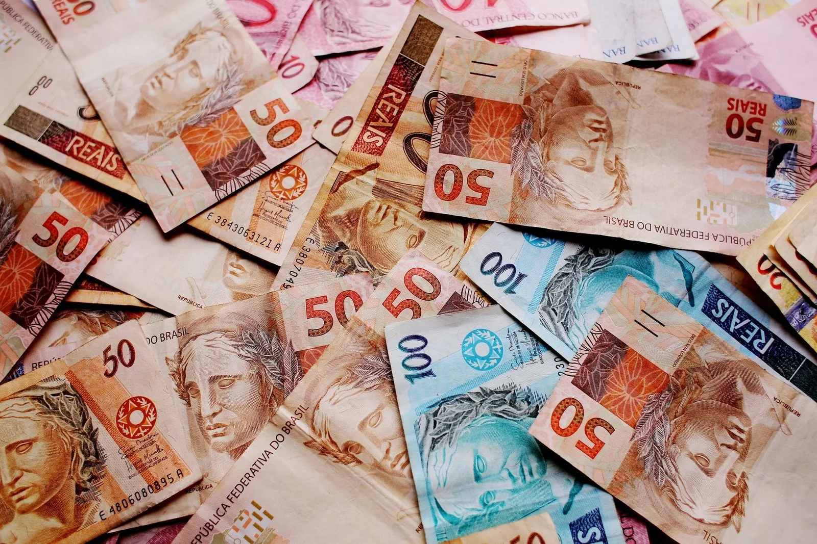 Investigação aponta dívida como motivo para retirada de R$ 238 mil do pai