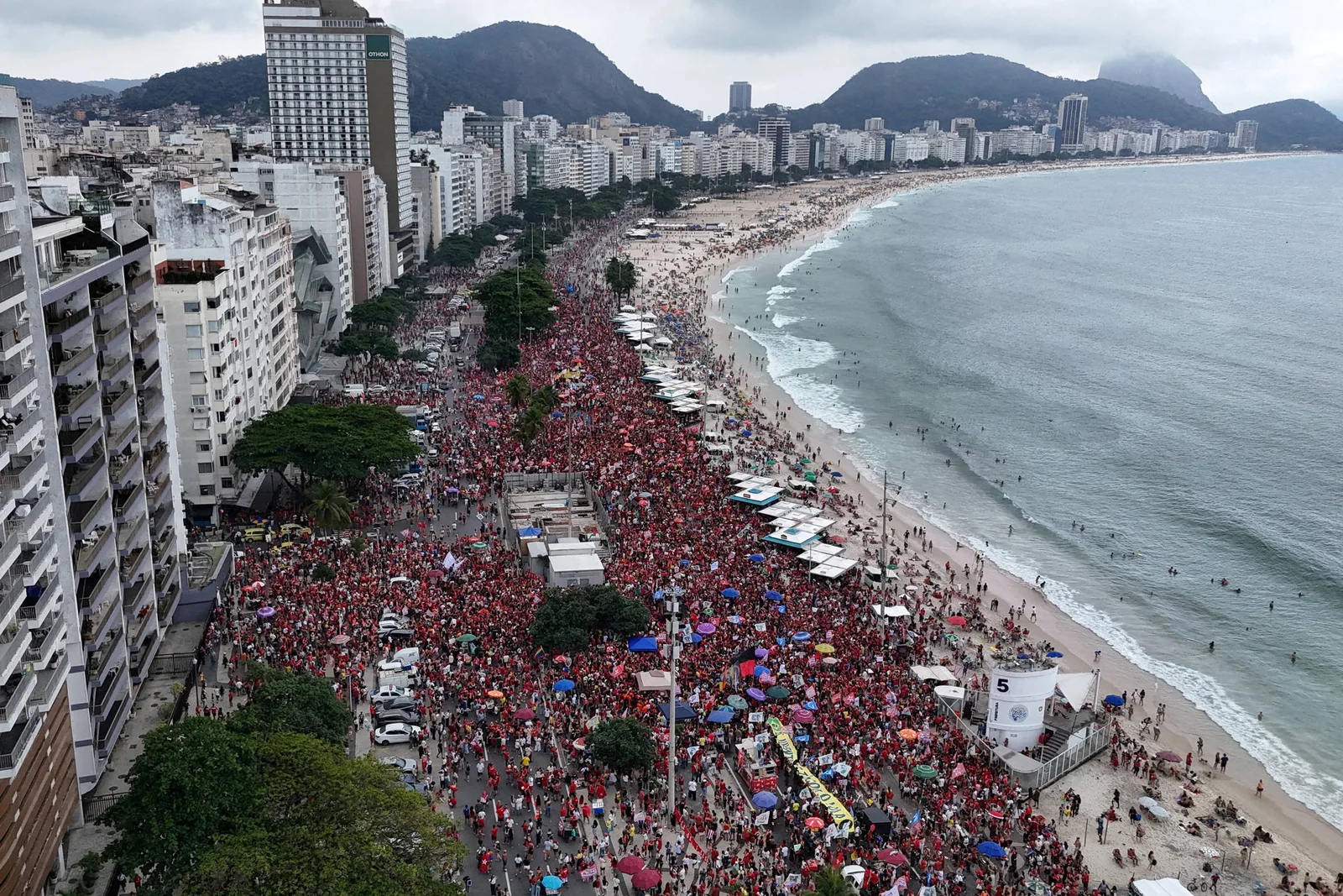 Ato no Rio reúne apoiadores de Lula e leva disputa presidencial às ruas
