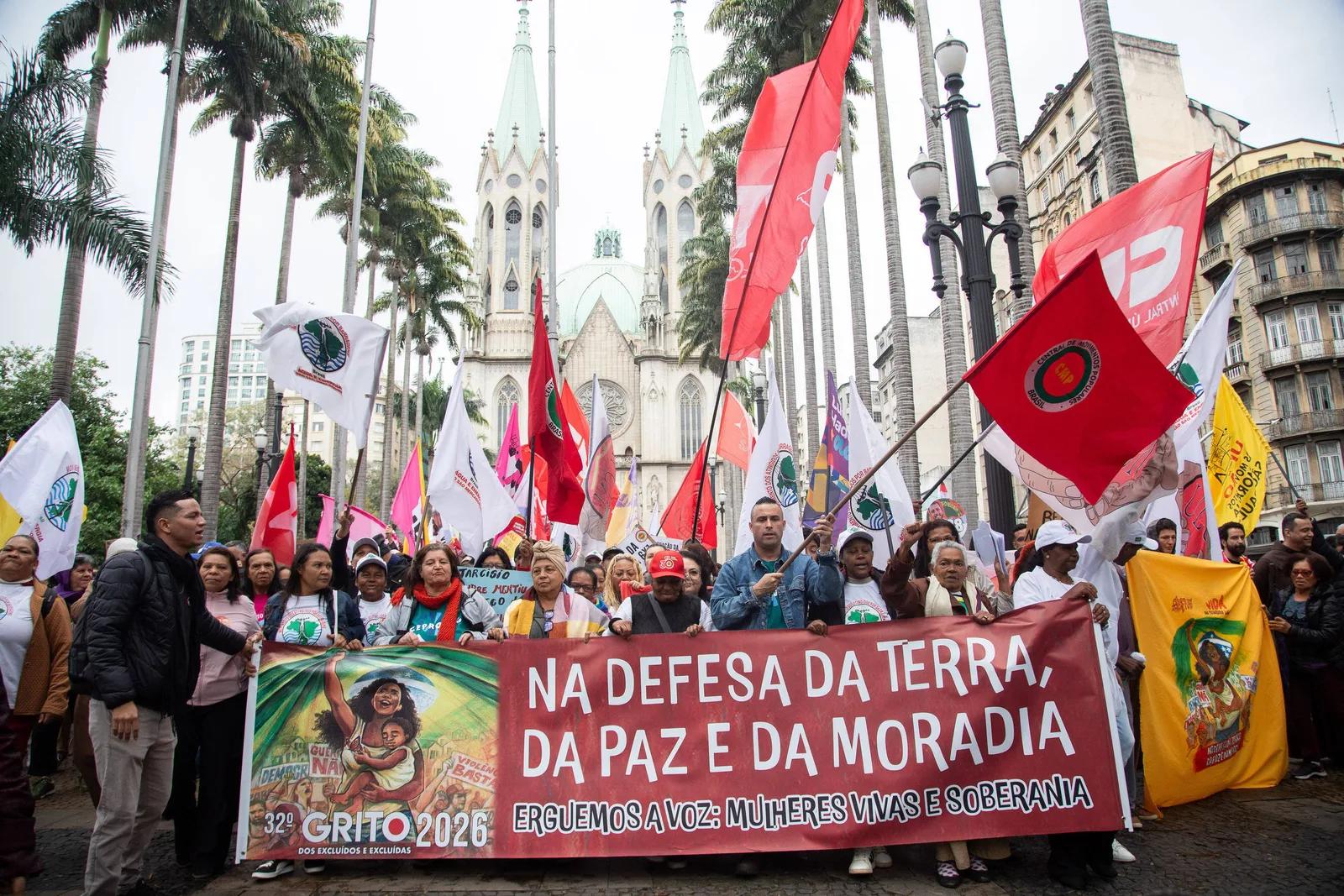 Ato na Praça da Sé cobra medidas contra feminicídios e critica governo paulista