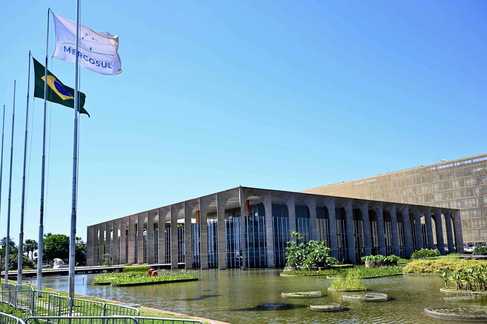 Candidatos divergem sobre Brics, EUA e segurança na política externa