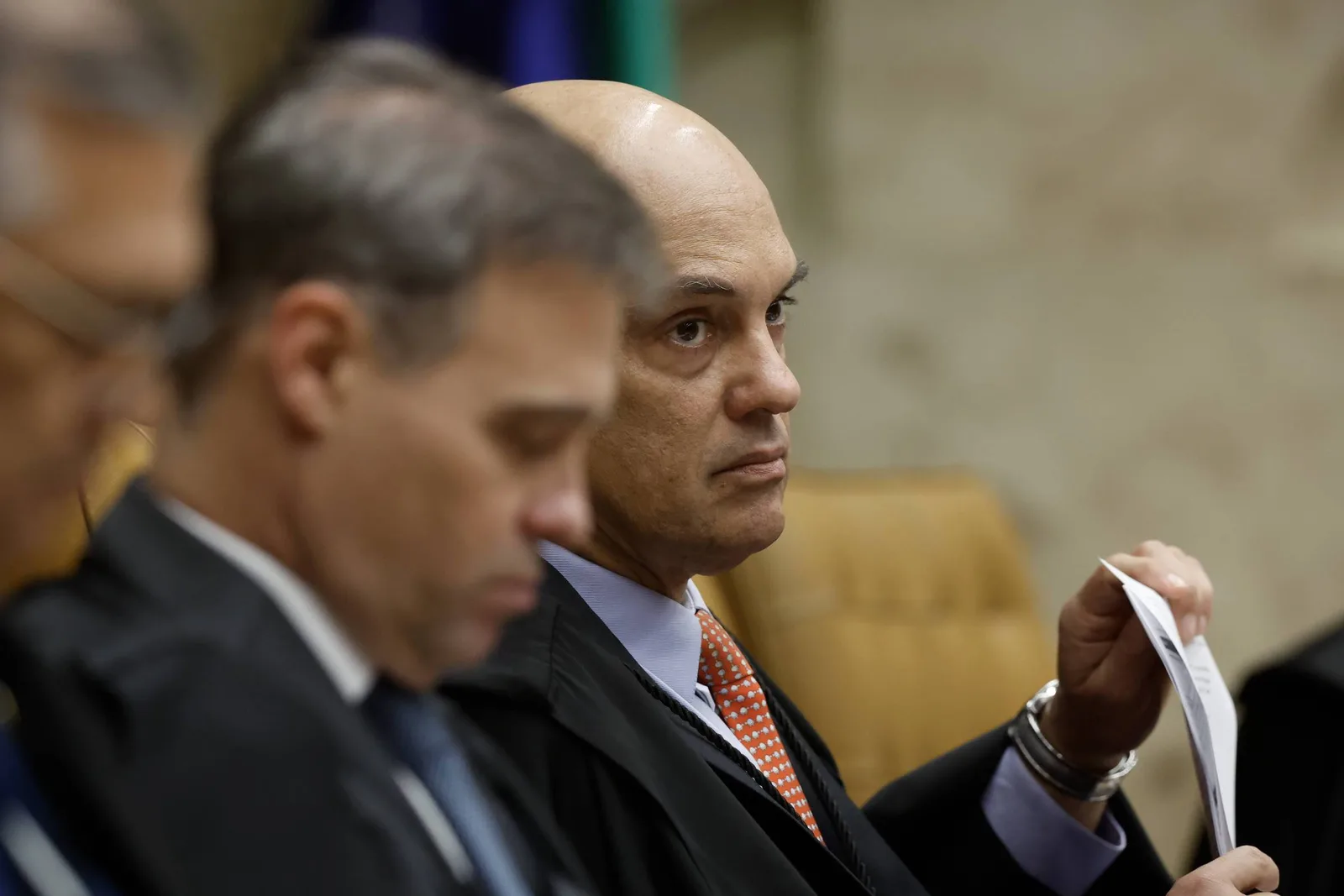 Decisão de Mendonça aproxima governo Lula da crise no STF