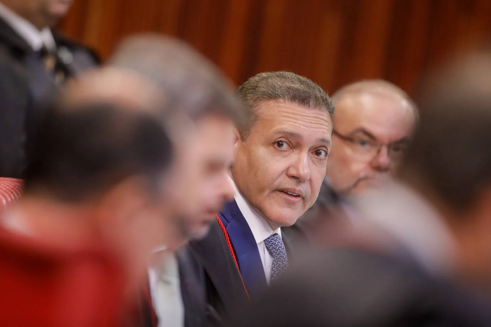 Decisão sobre pesquisa de Flávio antecede novas exigências do TSE