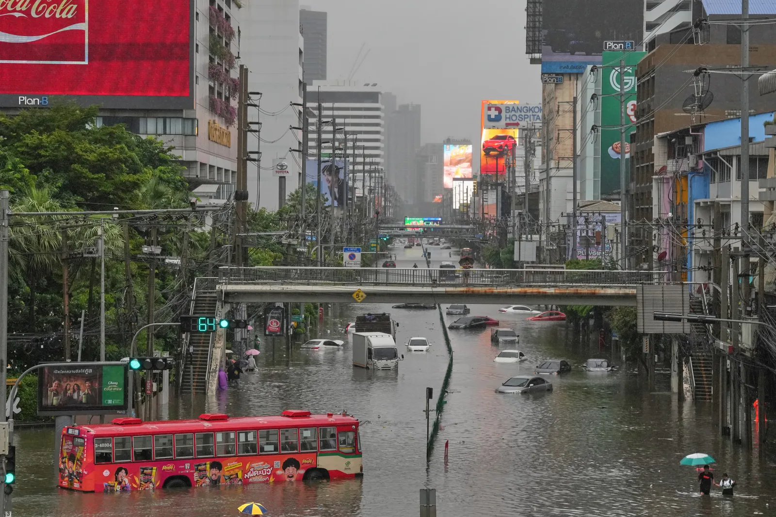 Bangkok mantém aeroportos em operação após enchentes que atingem a capital
