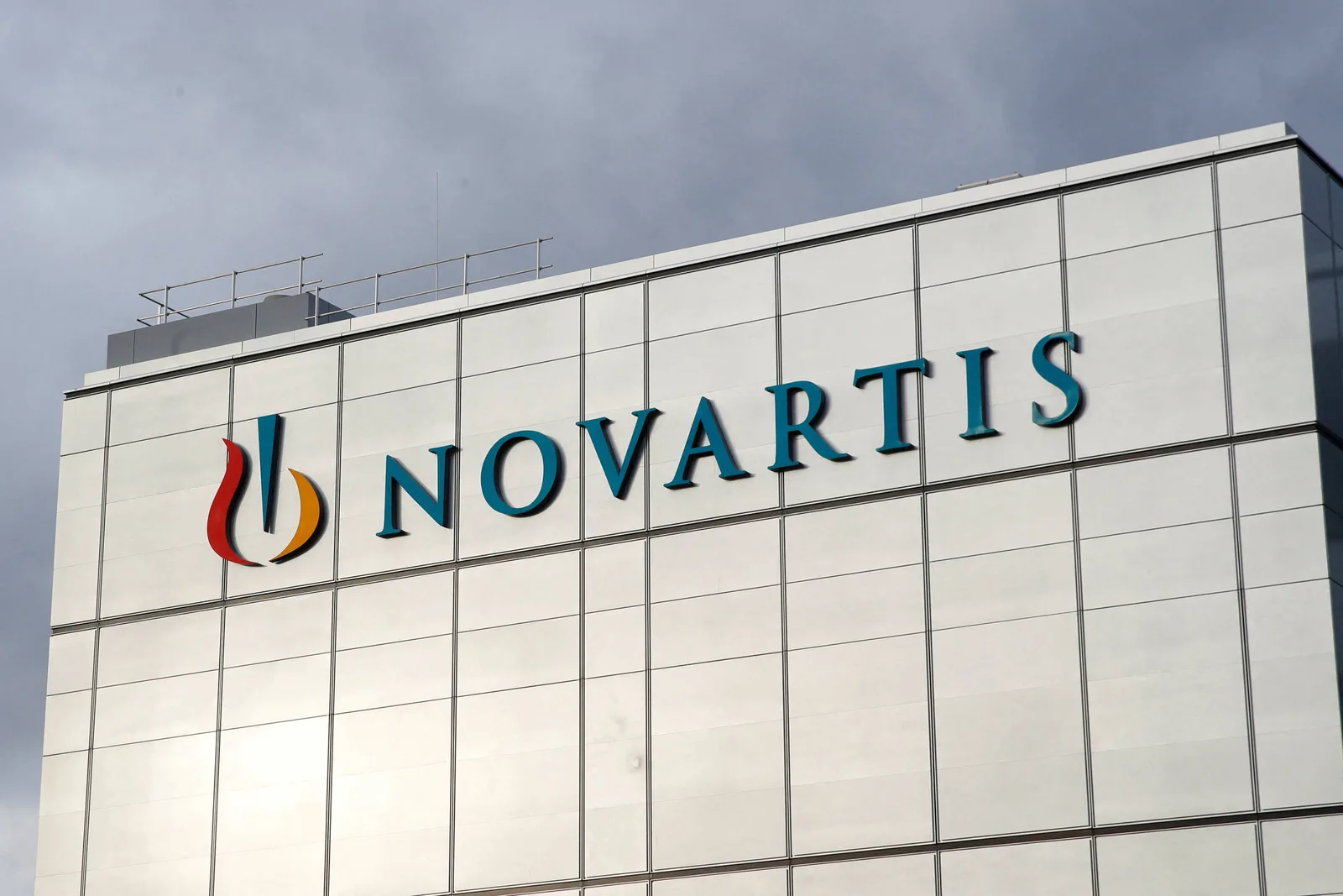 Novartis terá ensaio brasileiro interrompido pela Anvisa após mortes em estudo global