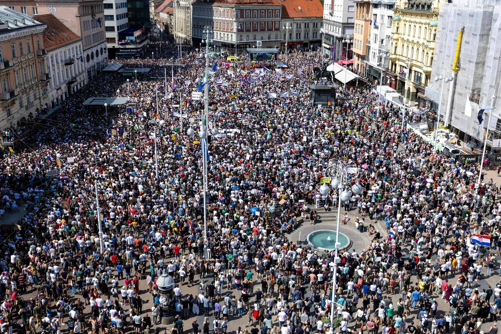 Protesto em Zagreb cobra retirada de resíduos armazenados na Croácia