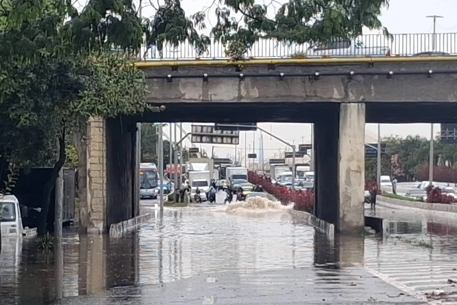 Chuvas deixam dois desaparecidos e bloqueiam vias em São Paulo