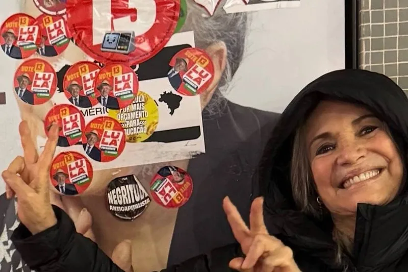 Cartaz de Regina Duarte é coberto por adesivos pró-Lula em teatro de São Paulo
