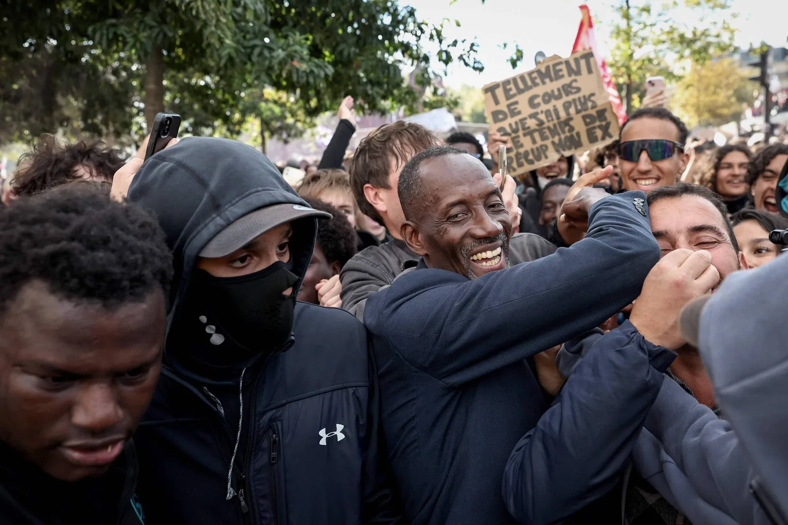 Prefeito de Saint-Denis se torna símbolo de protestos estudantis na França