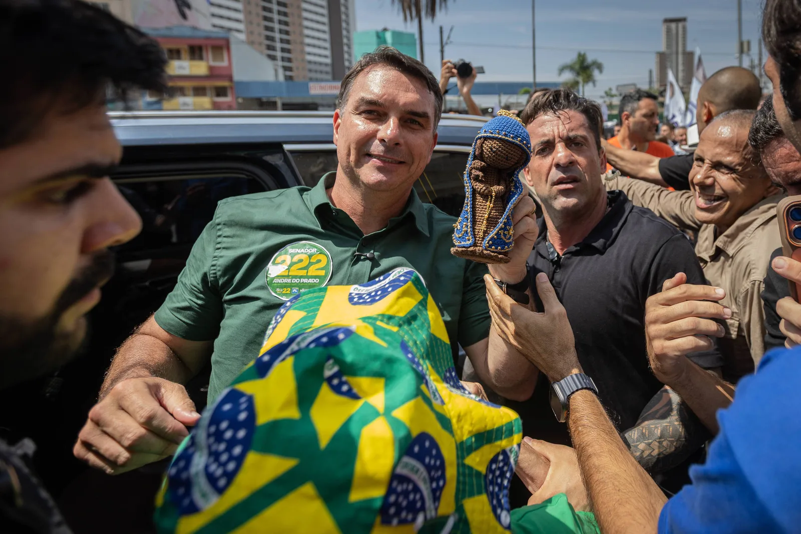 Flávio Bolsonaro leva imagem de Nossa Senhora a ato e comenta disputa eleitoral em São Paulo