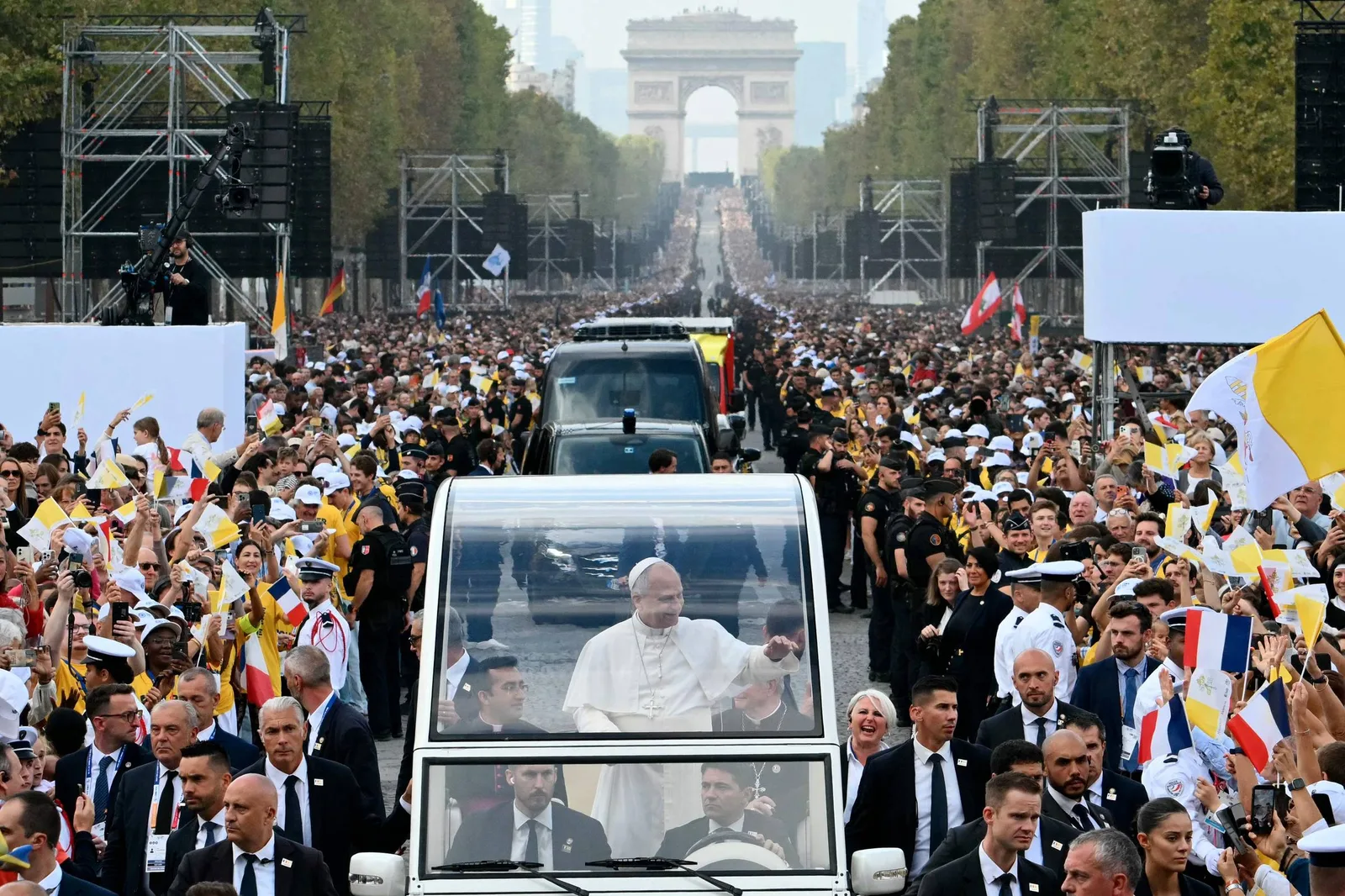 Papa Leão 14 pede fé em vez de bens materiais durante missa em Paris