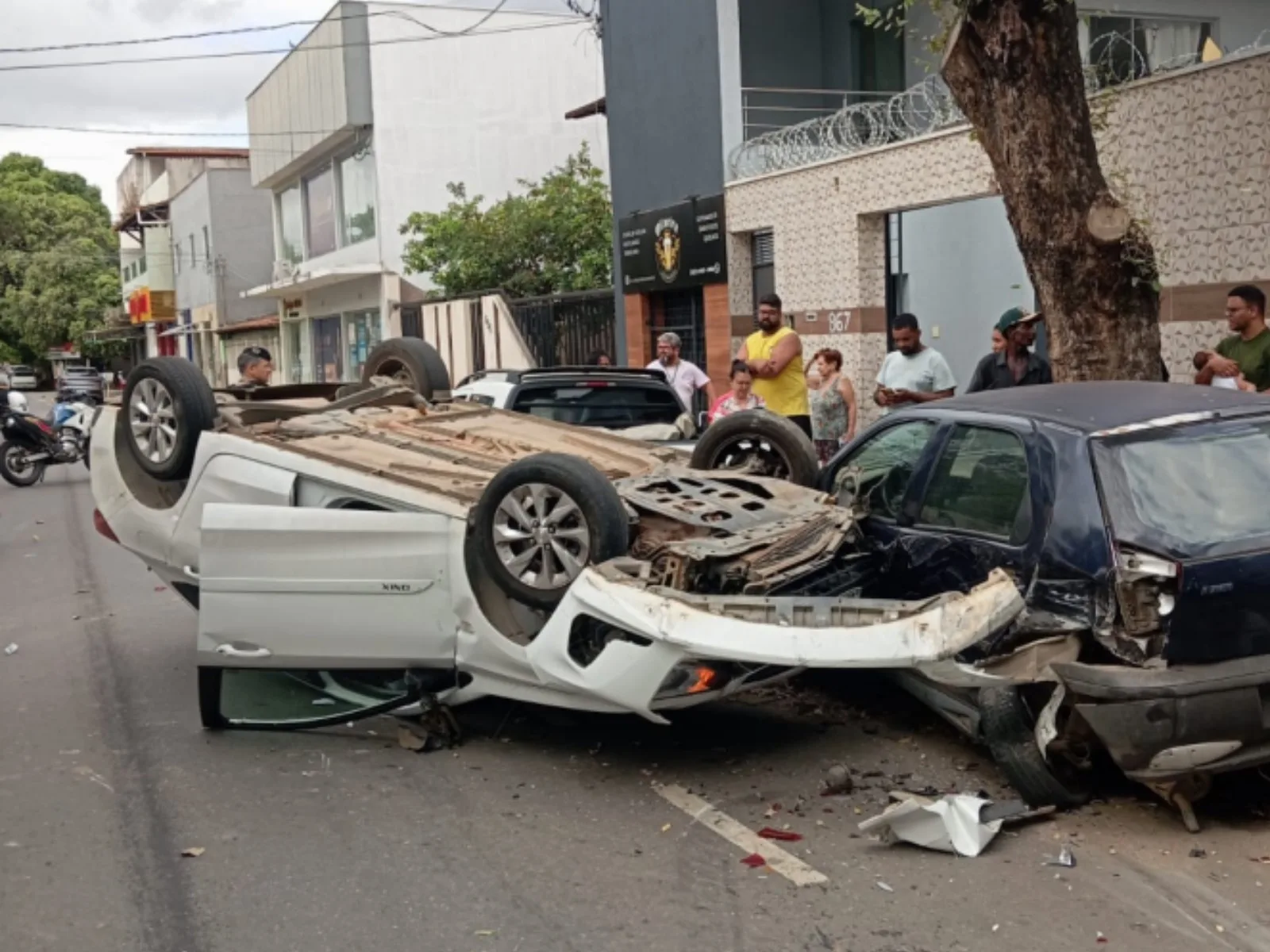 Motorista fica ferida após cochilar e capotar carro em Governador Valadares